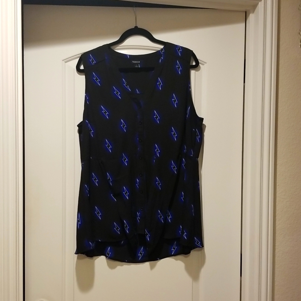 Torrid sleeveless button-down challis tank